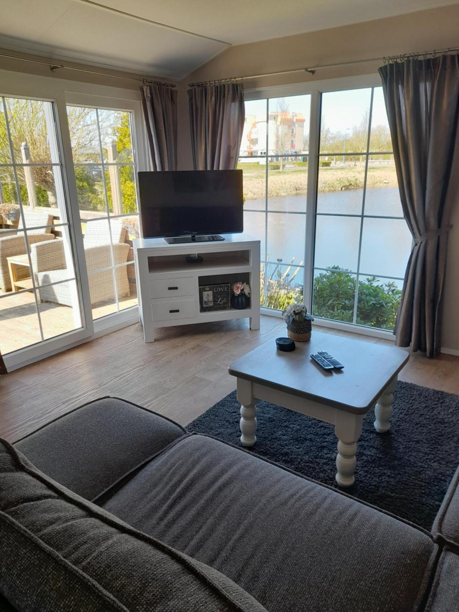 Chalet Makkum C99B Met Prive Gelegen Tuin Aan Het Water Dış mekan fotoğraf